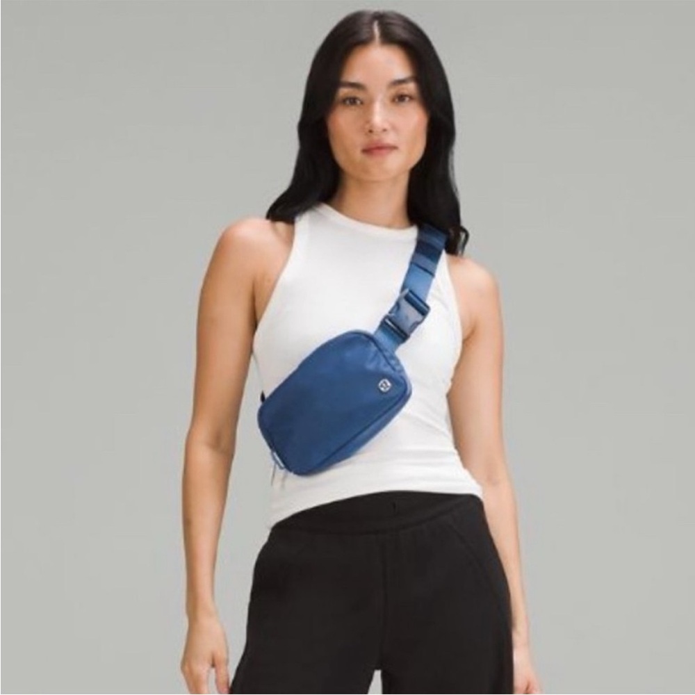 lululemon Everywhere Belt Bag Pitch Blue